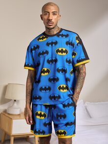 BATMAN X SHEIN طقم ملابس منزلية كاجوال يومي للرجال بطبعة كاملة، توب بأكمام قصيرة وشورت - الأزرق - مشاهدة 5