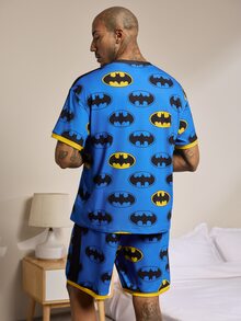 BATMAN X SHEIN طقم ملابس منزلية كاجوال يومي للرجال بطبعة كاملة، توب بأكمام قصيرة وشورت - الأزرق - مشاهدة 2