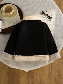 SHEIN Elladie kids 女童 Madeline 風格黑色麂皮與羊羔絨複合夾克，柔軟麂皮與羊羔絨複合材質，細緻保暖，領口、下擺與袖口飾有奶油色羊羔絨，融合復古與甜酷時尚的俏皮設計，黑色複合夾克 1 件，秋冬款 - 彩色 - 查看 3