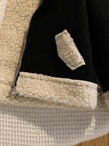 SHEIN Elladie kids 女童 Madeline 風格黑色麂皮與羊羔絨複合夾克，柔軟麂皮與羊羔絨複合材質，細緻保暖，領口、下擺與袖口飾有奶油色羊羔絨，融合復古與甜酷時尚的俏皮設計，黑色複合夾克 1 件，秋冬款 - 彩色 - 查看 7