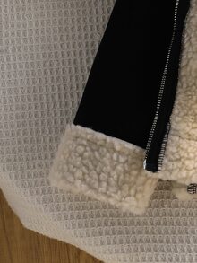 SHEIN Elladie kids 女童 Madeline 風格黑色麂皮與羊羔絨複合夾克，柔軟麂皮與羊羔絨複合材質，細緻保暖，領口、下擺與袖口飾有奶油色羊羔絨，融合復古與甜酷時尚的俏皮設計，黑色複合夾克 1 件，秋冬款 - 彩色 - 查看 8