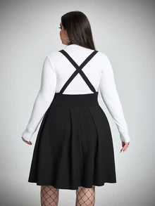 SHEIN CURVE+ فستان تانك أسود مقاس كبير بخصر عالي مع إبزيم حزام مزدوج وتجاعيد، أحزمة ظهر متقاطعة قابلة للتعديل، فستان قصير نحيف لحفلة هالوين، مناسب للخريف - الأسود - مشاهدة 2