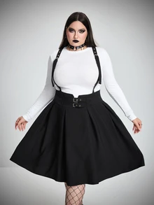 SHEIN CURVE+ فستان تانك أسود مقاس كبير بخصر عالي مع إبزيم حزام مزدوج وتجاعيد، أحزمة ظهر متقاطعة قابلة للتعديل، فستان قصير نحيف لحفلة هالوين، مناسب للخريف - الأسود - مشاهدة 5