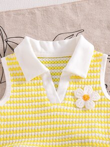 SHEIN Playful Pals 2件組女嬰夏季亮麗黃白藍Girly Era + Blossom野餐風亞麻Love面料雛菊碎花 + 條紋對比配色POLO領針織上衣 + 假包臀波浪邊牛仔裙套裝，柔軟透氣面料，3D鉤編雛菊裝飾與甜美荷葉邊細節，適合夏季穿搭、海灘週末、早午餐約會、都市盛會、島嶼風情、生日拍照與家庭聚會，讓妳的小寶貝在夏天閃耀甜美魅力 - 黃色 - 查看 6