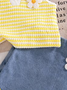 SHEIN Playful Pals 2件組女嬰夏季亮麗黃白藍Girly Era + Blossom野餐風亞麻Love面料雛菊碎花 + 條紋對比配色POLO領針織上衣 + 假包臀波浪邊牛仔裙套裝，柔軟透氣面料，3D鉤編雛菊裝飾與甜美荷葉邊細節，適合夏季穿搭、海灘週末、早午餐約會、都市盛會、島嶼風情、生日拍照與家庭聚會，讓妳的小寶貝在夏天閃耀甜美魅力 - 黃色 - 查看 7