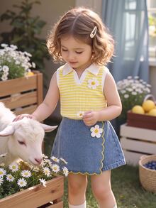 SHEIN Playful Pals 2件組女嬰夏季亮麗黃白藍Girly Era + Blossom野餐風亞麻Love面料雛菊碎花 + 條紋對比配色POLO領針織上衣 + 假包臀波浪邊牛仔裙套裝，柔軟透氣面料，3D鉤編雛菊裝飾與甜美荷葉邊細節，適合夏季穿搭、海灘週末、早午餐約會、都市盛會、島嶼風情、生日拍照與家庭聚會，讓妳的小寶貝在夏天閃耀甜美魅力 - 黃色 - 查看 3