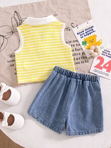 SHEIN Playful Pals 2件組女嬰夏季亮麗黃白藍Girly Era + Blossom野餐風亞麻Love面料雛菊碎花 + 條紋對比配色POLO領針織上衣 + 假包臀波浪邊牛仔裙套裝，柔軟透氣面料，3D鉤編雛菊裝飾與甜美荷葉邊細節，適合夏季穿搭、海灘週末、早午餐約會、都市盛會、島嶼風情、生日拍照與家庭聚會，讓妳的小寶貝在夏天閃耀甜美魅力 - 黃色 - 查看 2