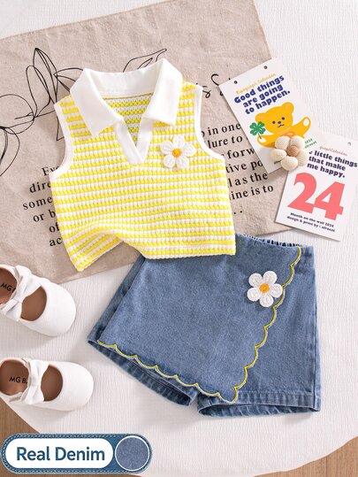 SHEIN Playful Pals 2件組女嬰夏季亮麗黃白藍Girly Era + Blossom野餐風亞麻Love面料雛菊碎花 + 條紋對比配色POLO領針織上衣 + 假包臀波浪邊牛仔裙套裝，柔軟透氣面料，3D鉤編雛菊裝飾與甜美荷葉邊細節，適合夏季穿搭、海灘週末、早午餐約會、都市盛會、島嶼風情、生日拍照與家庭聚會，讓妳的小寶貝在夏天閃耀甜美魅力