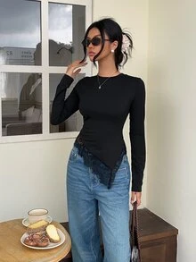 Serisse 女款素色圓領長袖對比蕾絲不對稱下擺修身T恤 - 黑色 - 查看 6