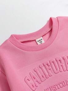 SHEIN 小女孩 2 件套套裝，加州字母壓紋圓領運動衫 + 慢跑褲，可愛休閒純色粉紅童裝運動套裝 - 粉色 - 查看 6
