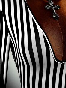 Amplova Striped Print Plunging Neck Bodycon Dress - Black and White - View 9