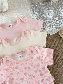SHEIN 女婴可爱舒适三件套短袖连体衣，印花图案，胸前饰有英文字母花朵刺绣 - 彩色 - 查看 3