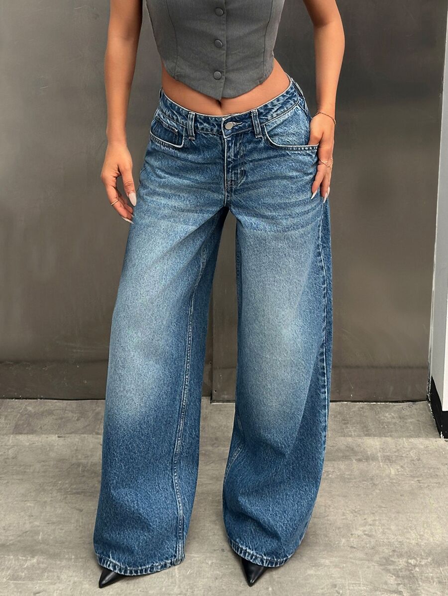 SHEIN بنطلون جينز واسع الساق بخصر منخفض وقصة عادية بأسلوب كاجوال باللون الأزرق المتوسط مع غسيل الثلج وأزرار أمامية - أزرق متوسط - مشاهدة 1