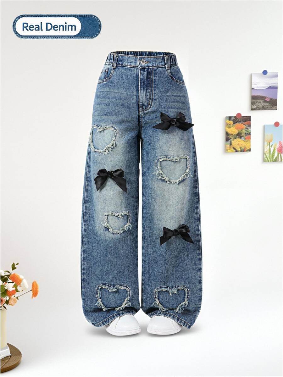 SHEIN ChillGRL Denimly Tween Girl 复古时尚街头风格松紧腰纽扣前拉链黑色蝴蝶结装饰爱心贴片刺绣牛仔裤，加大码 - 深色水洗藍 - 查看 1