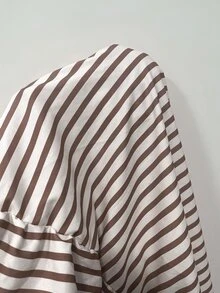 Weeklong 大尺碼女款白色夏季波西米亞度假風條紋印花V領對比飾邊雙層荷葉袖洋裝，休閒通勤辦公穿搭 - 彩色 - 查看 4