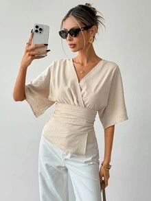 Ritzy Row 新款优雅通勤女式腰部褶裥不对称下摆蝙蝠袖V领套头衫，休闲百搭春夏上衣 - 卡其色 - 查看 8
