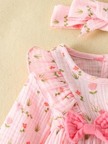 SHEIN قطعتان من ملابس الرومبير ذات الأكمام الطويلة بطبعة زهور للبنات حديثات الولادة، بدلة جمبسوت مزينة بحافة كشكشة حلوة وفيونكة مع عصابة رأس مطابقة جميلة، ملابس لطيفة - وردي فاتح - مشاهدة 4