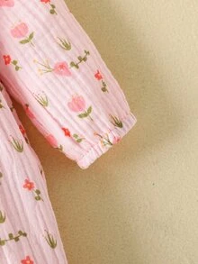 SHEIN قطعتان من ملابس الرومبير ذات الأكمام الطويلة بطبعة زهور للبنات حديثات الولادة، بدلة جمبسوت مزينة بحافة كشكشة حلوة وفيونكة مع عصابة رأس مطابقة جميلة، ملابس لطيفة - وردي فاتح - مشاهدة 6