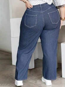 CHERRY TINTT SELECTION Celana Jeans Boyfriend Kasual Garis-garis Sederhana dengan Kantong Kancing Depan Ukuran Besar - Navy Blue - View 2
