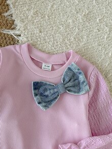 SHEIN 2件組幼女上衣與牛仔喇叭褲套裝，甜美可愛粉藍牛仔蝴蝶結荷葉邊拼接毛邊設計，長袖圓領，生日派對秋季公主風 - 粉色 - 查看 3