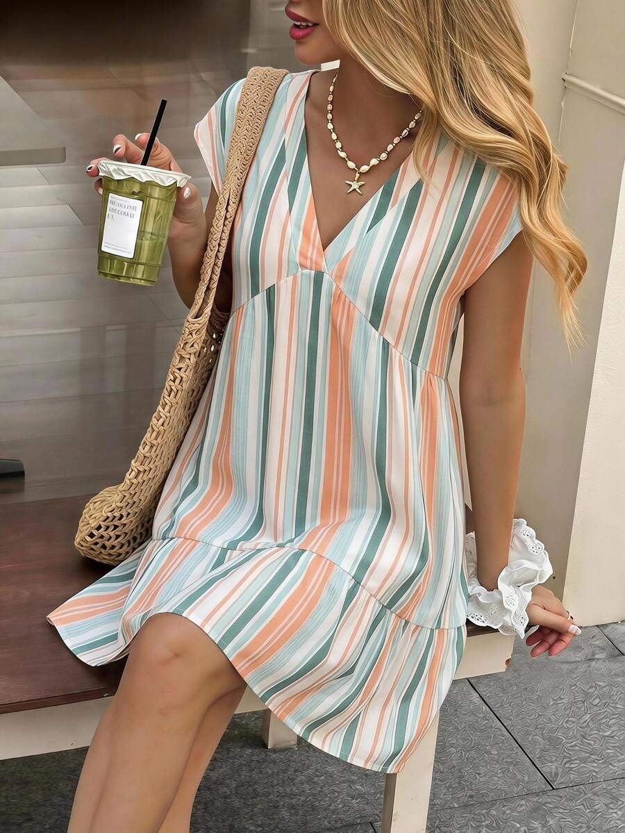 SHEIN LUNE فستان قصير كاجوال بوهيمي للنساء بياقة على شكل حرف V وحافة مكشكشة، مخطط باللونين الأزرق والأبيض، فستان مخطط، فستان مكشكش - متعدد الألوان - مشاهدة 1
