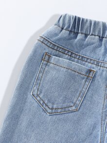 SHEIN 女童直筒牛仔裤，可爱又酷炫的休闲时尚推荐！经典水洗蓝牛仔面料，舒适透气，裤腿口袋+做旧+蝴蝶结设计，可爱吸睛。高腰弹力腰带，方便穿脱。直筒裤型修饰腿型。适合日常外出、居家休闲、周末旅行、度假等各种场合，让孩子的每一天都充满时尚活力！ - 淺色水洗藍 - 查看 6