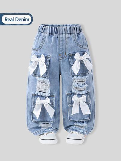 SHEIN Blugi drepți pentru bebeluși, recomandări de modă casual drăguță și cool! Material confortabil din denim albastru spălat clasic, buzunar pe picior + design uzat + fundă drăguț și atrăgător, talie înaltă elastică pentru o purtare ușoară, stilul drept pune în valoare picioarele. Potrivit pentru ieșiri zilnice, timp liber acasă, excursii de weekend, vacanțe etc., făcând fiecare zi a copilului plină de modă și vitalitate!