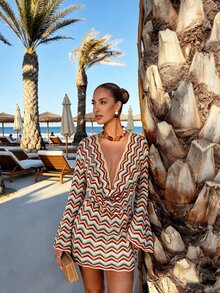 SHEIN Swim Swim SXY 2026 女款春夏性感鏤空網眼沙灘泳裝罩衫，優雅浪漫性感迷人彩色條紋修身針織洋裝罩衫，波希米亞風，西式風格，加州日落風，適合海灘度假、日常穿著、約會、下午茶、郵輪旅行、音樂節，優雅女款泳裝，彩色印花沙灘裝，度假穿著 - 彩色 - 查看 3