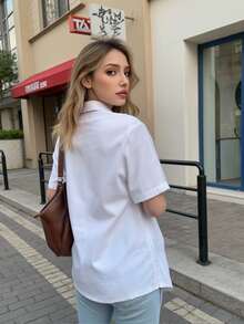 SuriyaCove 女款純色前扣休閒極簡基本款時尚短袖白色襯衫，夏季教師節辦公穿搭 - 白色 - 查看 2