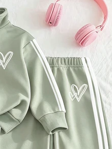 女童 2 件套半拉鍊立領運動衫與寬腿長褲，清新豆綠色調，極簡愛心印花點綴，袖子與褲側雙白色條紋，休閒寬鬆版型，適合日常上學與外出，甜酷風格，活力十足，百搭實用，小女孩秋冬必備穿搭 - 彩色 - 查看 5