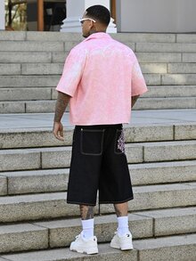 Devon Thys 男款六分短褲復古櫻花刺繡寬鬆寬腿牛仔褲，後方附假口袋 - 黑色 - 查看 3