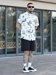 Devon Thys 男士度假休闲热带印花短袖衬衫短裤套装。采用纽扣前襟设计，非常适合音乐节、夏威夷海滩度假和日常穿着。也是送给男友或丈夫的绝佳礼物。男士短袖衬衫短裤夏季套装，男士两件套，假日休闲装。 - 彩色 - 查看 3
