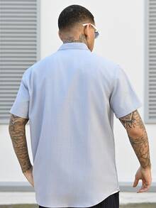 Devon Thys 男士纯色休闲短袖衬衫，夏季度假 - 藍色 - 查看 2
