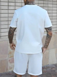 Devon Thys 男士两件套字母印花 T 恤和短裤套装,休闲夏季舒适服装 - 白色 - 查看 3