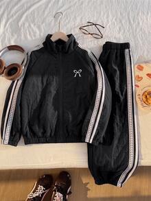 SHEIN 青少年女孩刺繡蝴蝶結學院風運動套裝，愛心條紋立領夾克 + 慢跑長褲 2件套，適合春/秋/冬，保暖內裡加厚 - 黑色 - 查看 3