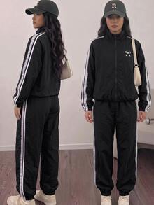 SHEIN 青少年女孩刺繡蝴蝶結學院風運動套裝，愛心條紋立領夾克 + 慢跑長褲 2件套，適合春/秋/冬，保暖內裡加厚 - 黑色 - 查看 4