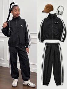 SHEIN 青少年女孩刺繡蝴蝶結學院風運動套裝，愛心條紋立領夾克 + 慢跑長褲 2件套，適合春/秋/冬，保暖內裡加厚 - 黑色 - 查看 8