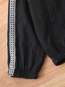 SHEIN 青少年女孩刺繡蝴蝶結學院風運動套裝，愛心條紋立領夾克 + 慢跑長褲 2件套，適合春/秋/冬，保暖內裡加厚 - 黑色 - 查看 7
