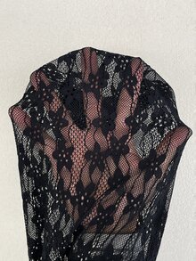 Easura Plus Size Round Neck Contrast Lace Casual T-Shirt - Black - View 4