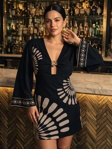Travachic 大尺碼女款黑色抽象花卉印花深V領長袖迷你洋裝，金色扣環裝飾，優雅外出洋裝，度假之夜穿搭 - 黑色 - 查看 4