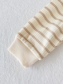 SHEIN Playful Pals 2件組男嬰衛衣＋長褲套裝，可愛學院風杏色條紋熊刺繡，長袖圓領，日常穿著玩耍，適合秋季、假期、聖誕節套頭衫 - 卡其色 - 查看 9