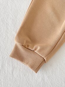 SHEIN Playful Pals 2件組男嬰衛衣＋長褲套裝，可愛學院風杏色條紋熊刺繡，長袖圓領，日常穿著玩耍，適合秋季、假期、聖誕節套頭衫 - 卡其色 - 查看 12