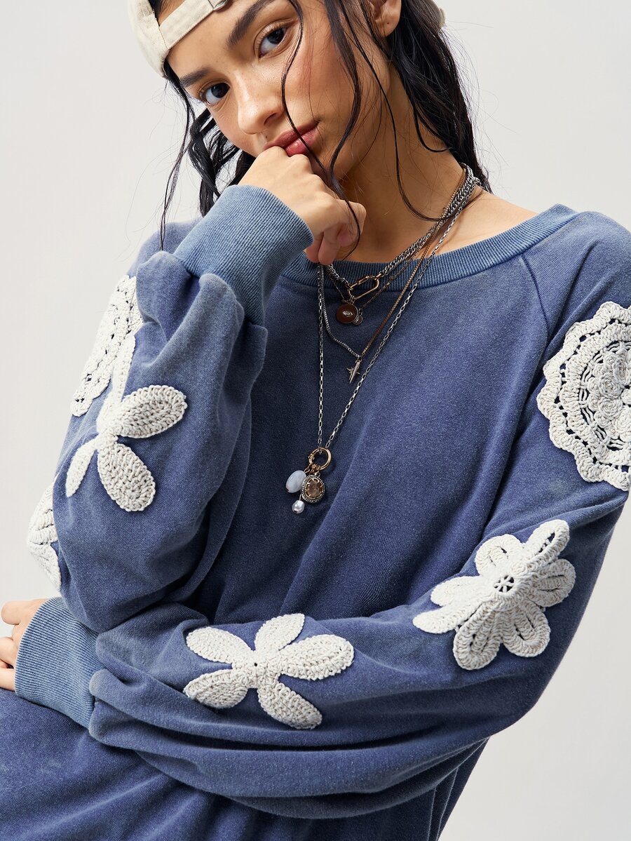 Bohemela بلوزة رياضية نسائية مطرزة بتطبيقات موضة بأكمام طويلة، بأسلوب جامعي - الأزرق - مشاهدة 1