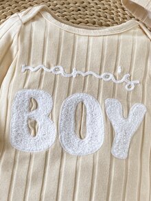 SHEIN Playful Pals 2件組新生兒男嬰連身衣，舒適柔軟休閒米色羅紋針織字母貼布繡棉質長袖圓領標準版秋冬連身衣附帽子 - 杏色 - 查看 3