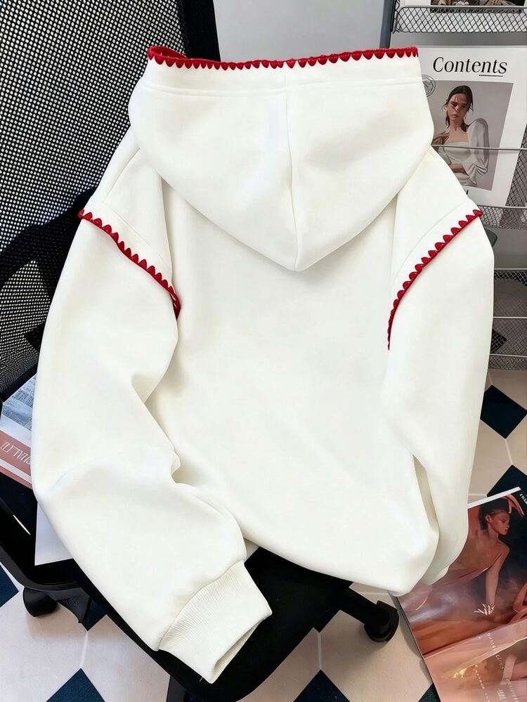 SHEIN Sparklyn كنزة رياضية رمادية فاتحة بغطاء رأس مع حافة سوداء متموجة، قصة فضفاضة وأكمام طويلة منسدلة، كنزة رياضية عصرية كاجوال، مناسبة للربيع/الخريف والحرم الجامعي والارتداء اليومي - ابيض واحمر - مشاهدة 2