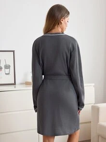 SHEIN Cottnline رداء نوم نسائي محبوك مضلع بحواف متباينة مع حزام وأكمام طويلة، ملابس منزلية للنوم، رمادي داكن، خريفي، محتشم وبسيط - رمادي - مشاهدة 3