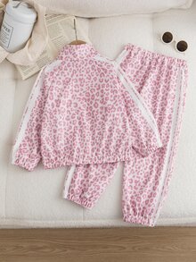 SHEIN Genkimix Kids Setelan 2 Potong Jaket Berkerah Tegak Motif Leopard untuk Anak Perempuan, Motif Leopard Dasar Cokelat, Lengan Panjang Berkerah Tegak, Manset dan Ujung Bawah Bergaris, Celana Motif Leopard Serasi dengan Manset di Pergelangan Kaki, Cocok untuk Sekolah Sehari-hari, Jalan-jalan, Pemotretan, Serbaguna dan Praktis untuk Musim Semi dan Gugur - Berwarna merah muda - View 2