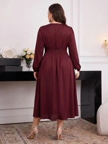 Modelyn 大尺碼女款純色對比蕾絲V領腰部扭結優雅洋裝 - 酒紅色 - 查看 2