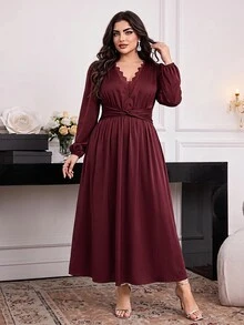 Modelyn 大尺碼女款純色對比蕾絲V領腰部扭結優雅洋裝 - 酒紅色 - 查看 8
