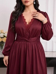 Modelyn 大尺碼女款純色對比蕾絲V領腰部扭結優雅洋裝 - 酒紅色 - 查看 3